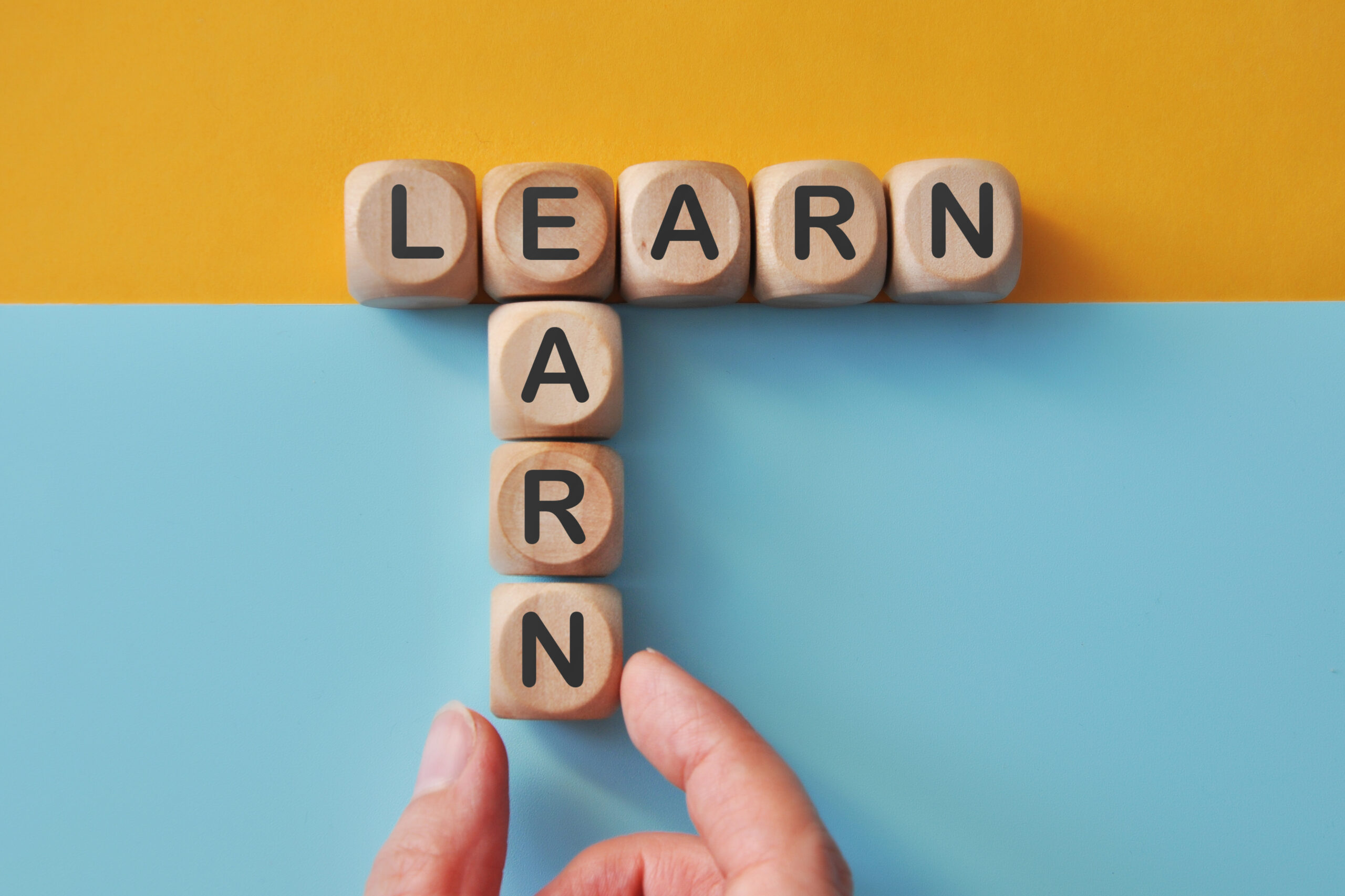 Infografica che elenca 18 parole italiane di origine araba (come algebra, alcol, tariffa) con le rispettive etimologie e icone esplicative